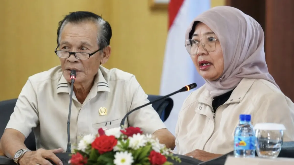 Ketua DPRD NTB Baiq Isvie Rupaeda (kanan) dan Ketua Komisi V DPRD NTB Lalu Sudiartawan (kiri).