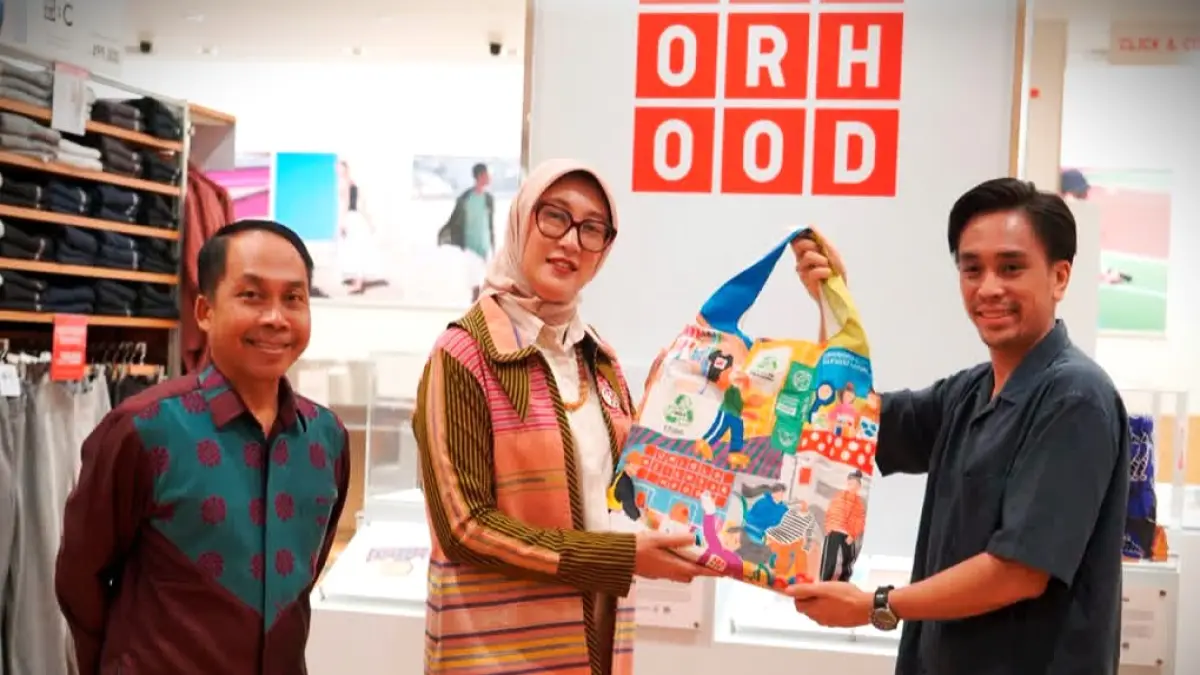 KOLABORASI: Ketua Dekranasda NTB Sinta Agathia Iqbal (tengah) menerima produk lokal secara simbolis di momen launching UNIQLO Neighborhood Collaboration Batch 4 di gerai Uniqlo Lombok Epicentrum Mall Mataram, Jumat (19/6). (IST/LOMBOK POST)