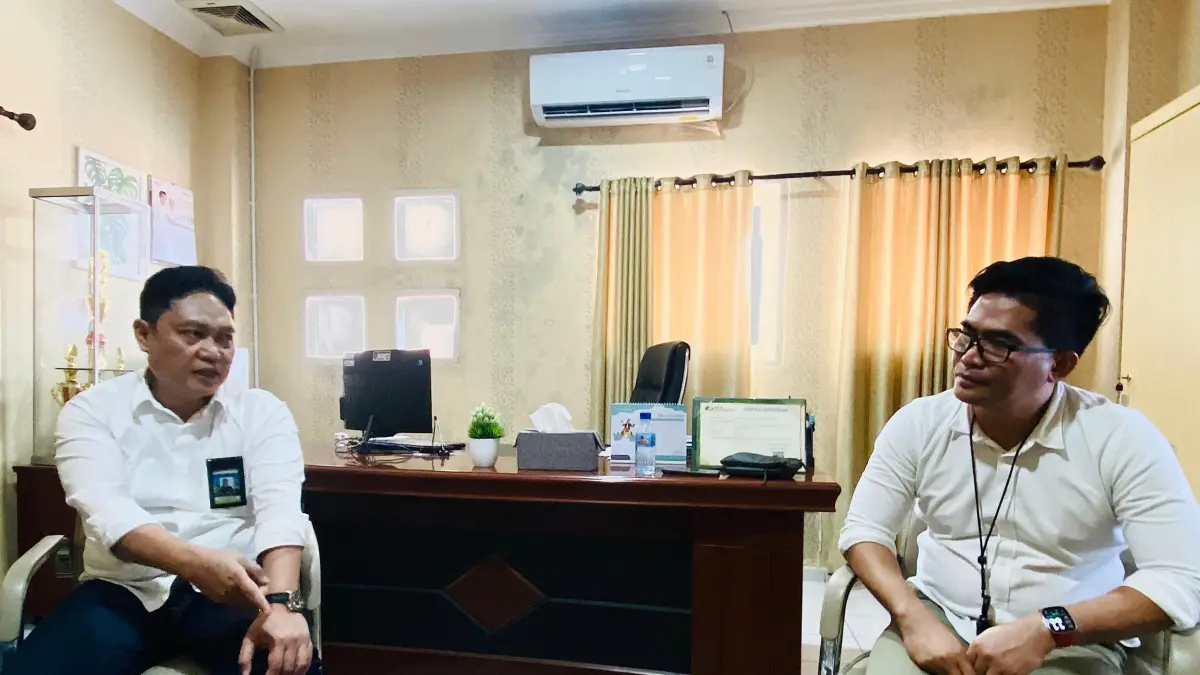 KOMITMEN BERBENAH: Direktur RSUD Tripat dr. Suriyadi (kiri) didampingi Wadir Pelayanan dr. Kaspan saat memberikan keterangan pada wartawan, Sabtu (20/6).