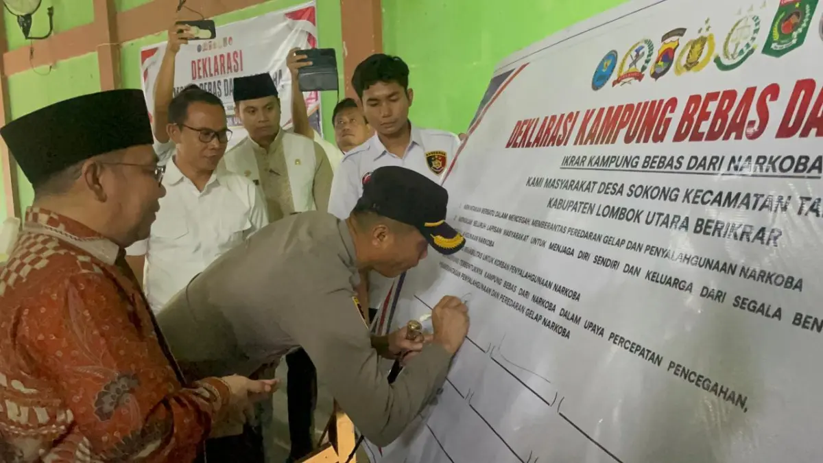 KOMITMEN BERSAMA: Kapolres KLU menandatangani pernyataan sikap terhadap melawan narkoba saat deklarasi di Desa Sokong.