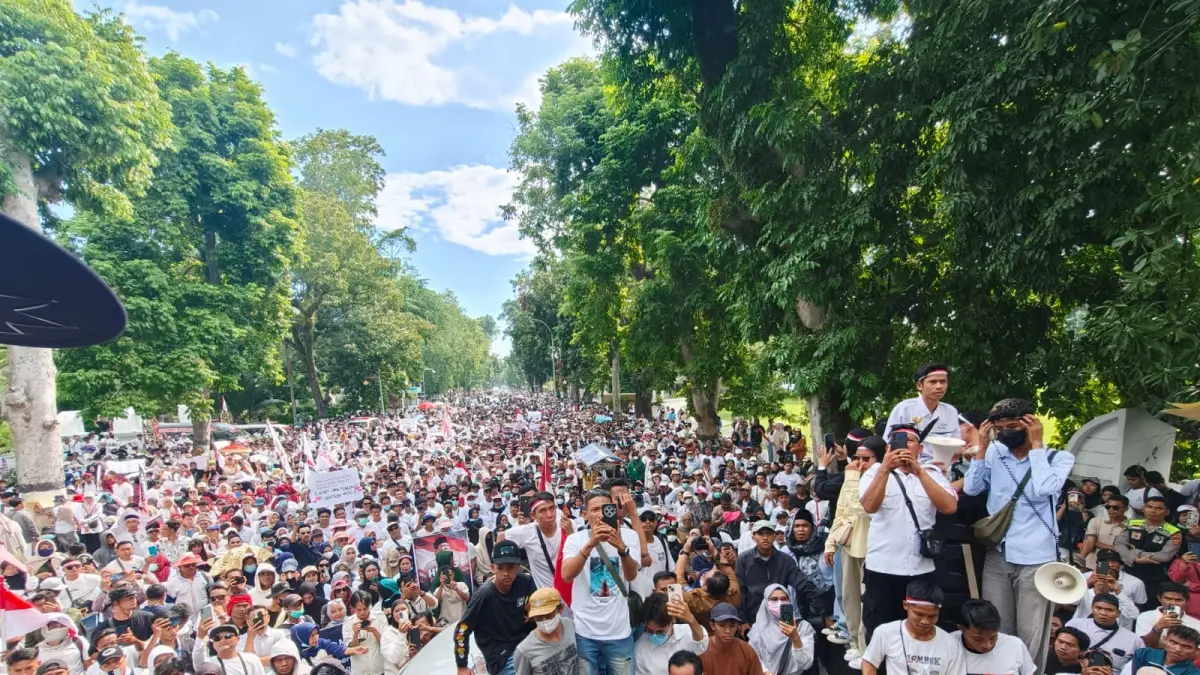 Massa melakukan aksi mendukung MBG dilanjutkan di Kantor Gubernur NTB, Senin (22/6).