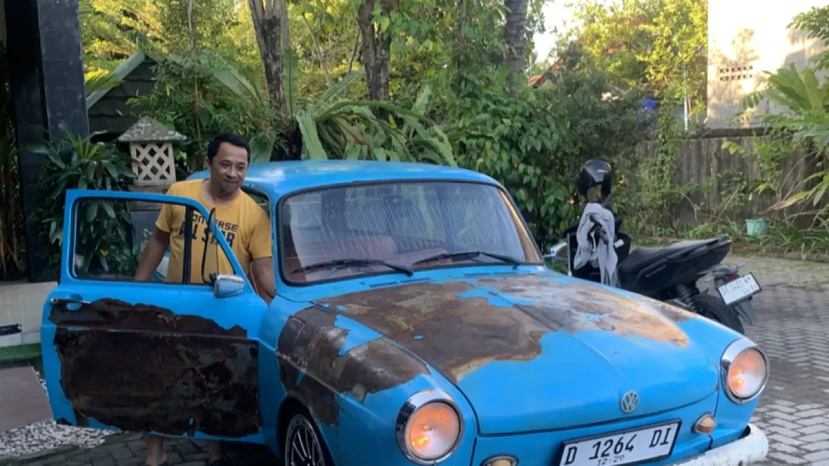 ORISINALITAS YANG MEMIKAT: Imam saat menunjukkan mobil antik kesayangannya, VW Variant tahun 1964 berkapasitas 1600 cc dengan lampu depan bawaan pabrik.