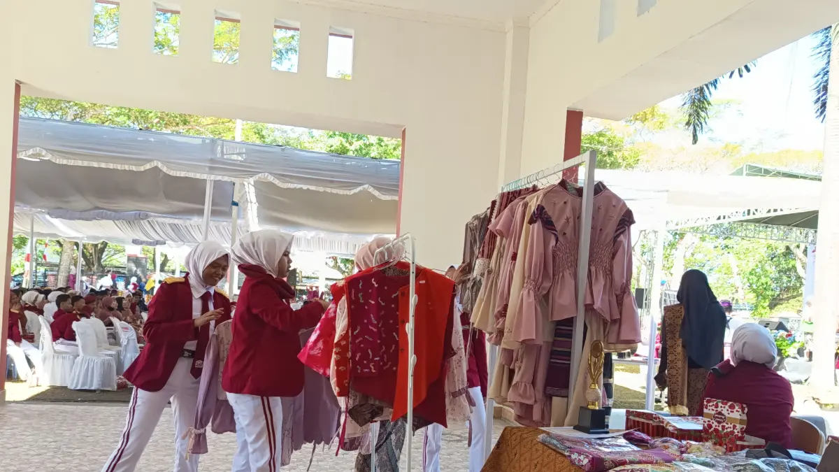 PAMER KARYA: Siswi Sekolah Rakyat Menengah Atas 38 Lombok Timur memamerkan hasil karya mereka. 