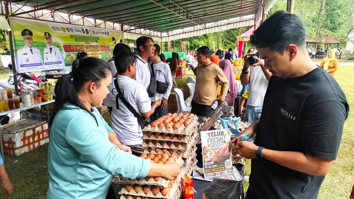 PANGAN MURAH: Warga Dusun Kumbi, Desa Pakuan, Kecamatan Narmada berburu pangan murah dalam kegiatan GPM, Sabtu (20/6). (Ferial/Lombok Post)