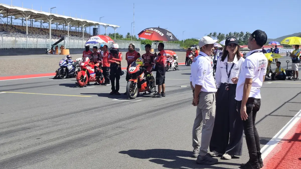 Para pembalap sedang bersiap di atas motor masing-masing dalam ajang Mandalika Racing Series 2026 Putaran Kedua di Sirkuit Internasional Mandalika, Minggu (21/6). (Dewi/Lombok Post) 
