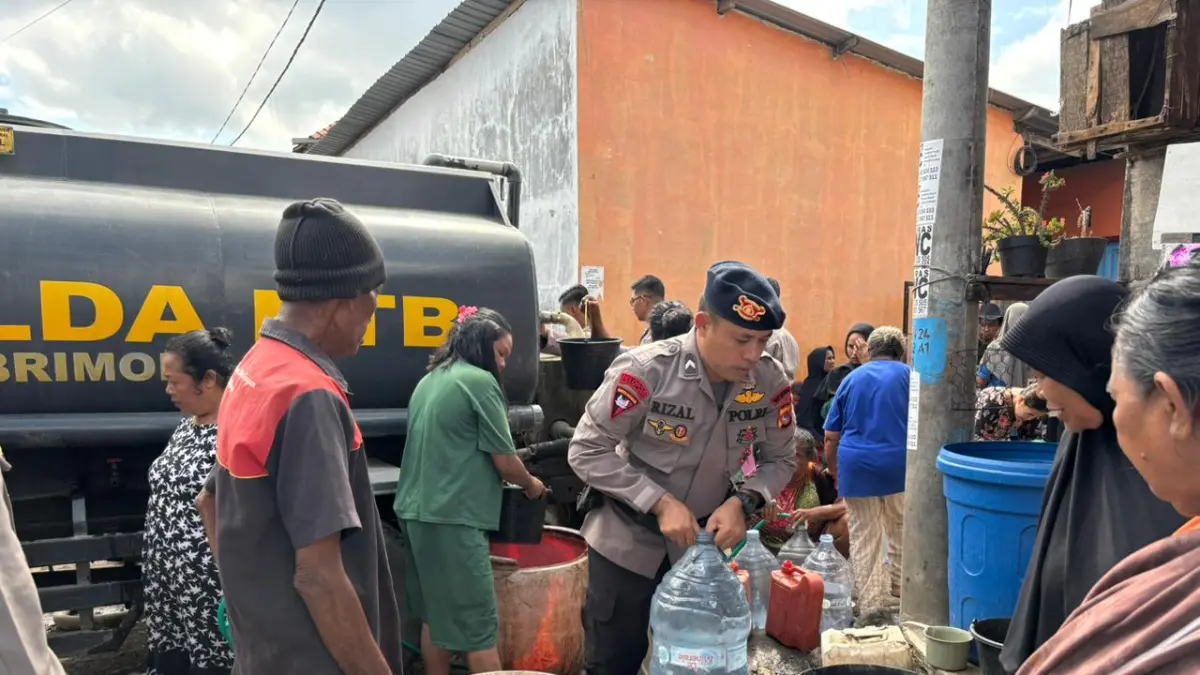 Personel Kompi 1 Batalyon C Pelopor Satuan Brimob Polda NTB menggelar aksi sosial dengan membagikan air bersih kepada warga di Kampung Pali, Kelurahan Melayu, Kecamatan Asakota, Kota Bima.