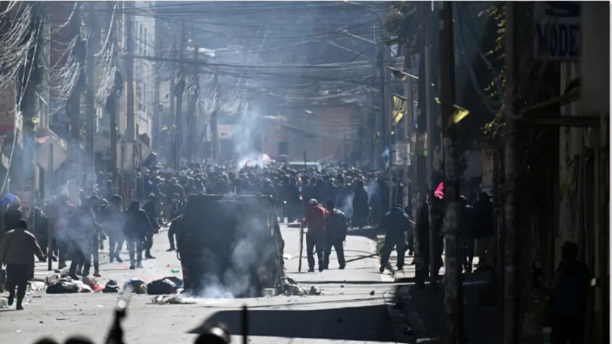 REPRESIF: Aparat bersenjata berhadapan dengan para petani yang telah berunjuk rasa selama enam pekan di Bolivia. (AIZAR RALDES/AFP)