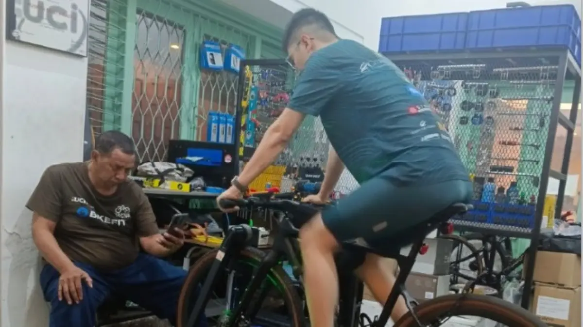 SEMUA DIUKUR: Puspita Mustika Adya bike fitting di kediaman salah satu kliennya. Puspita sudah menjalankan pratik bike doctor sejak 2021. (JAWA POS)