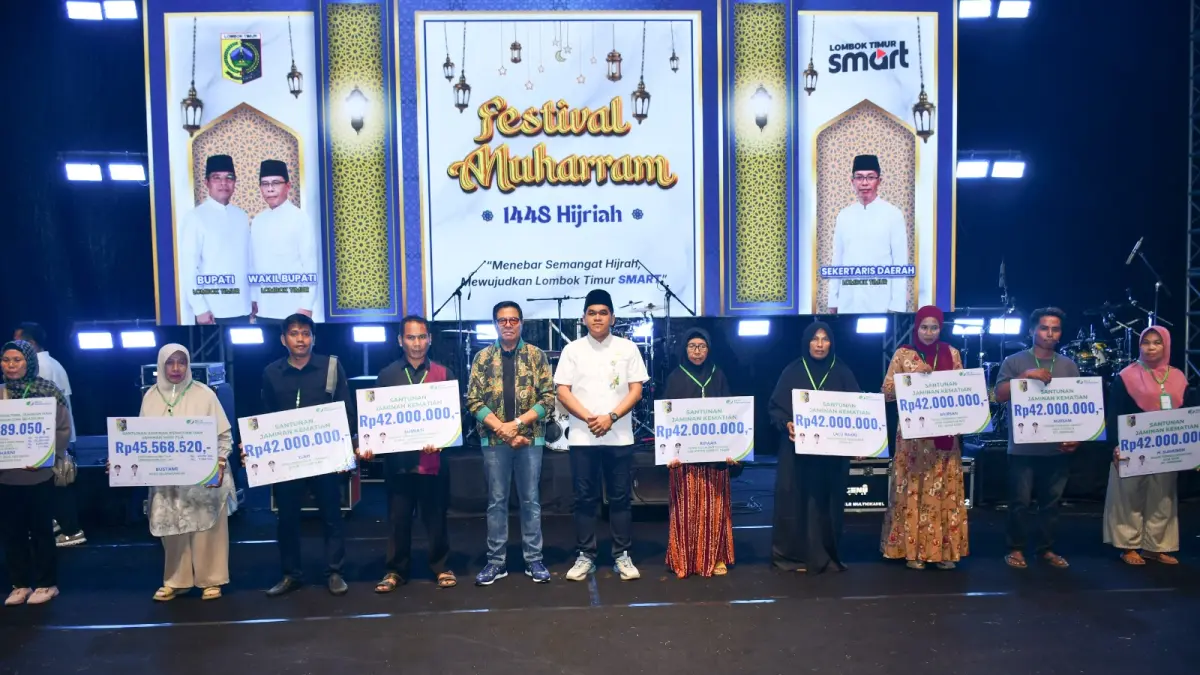SERAHKAN: Bupati Lombok Timur bersama Kepala Cabang BPJS Ketenagakerjaan Lombok Timur saat menyerahkan kalim manfaat program kepda ahli waris pada penutupan Festival Muharram. 