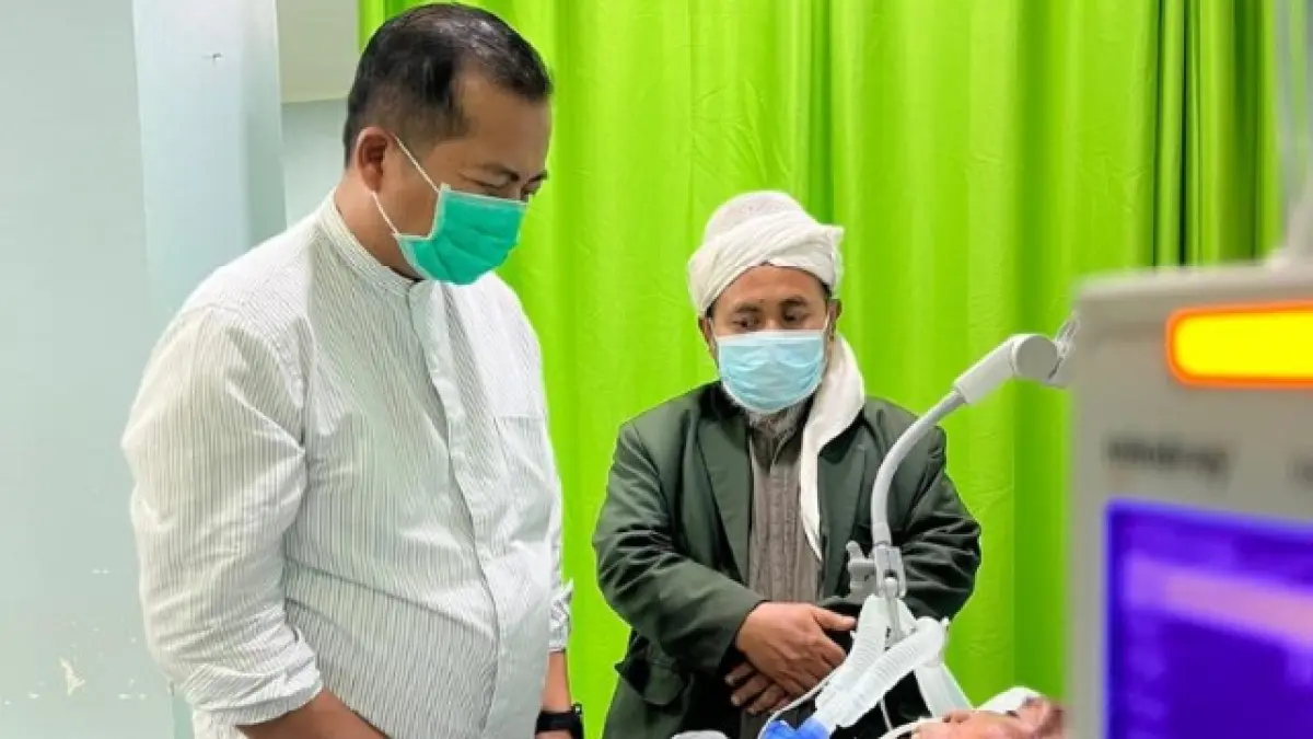 SILATURAHMI: Gubernur NTB Lalu Muhamad Iqbal saat menjengkuk TGH Turmuzi Badaruddin. Kondisi kesehatan ulama kharismatik NTB yang kini dirawat di RSPPN Soedirman, Bintaro, Jakarta Selatan tersebut terus membaik. (DISKOMINFOTIK NTB/LOMBOK POST)