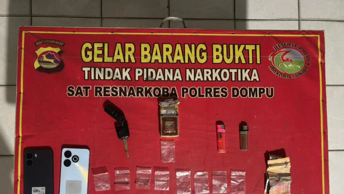 Anggota Polres Dompu mengamankan barang bukti sabu dari tangan pelaku S dan I, Senin (22/6).