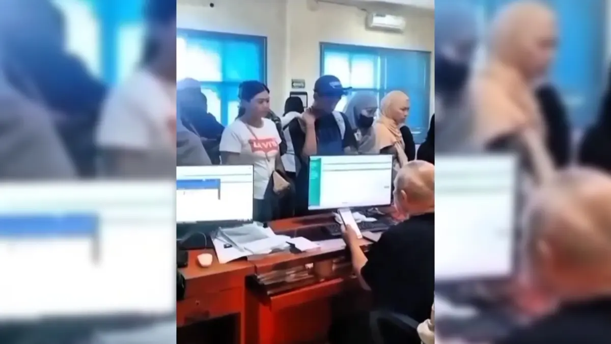 ANTREAN: Calon siswa baru yang akan mendaftar ke sekolah mendatangi pelayanan Dukcapil Kota Mataram, Sabtu (22/6). Meski hari libur, Dukcapil membuka tetap layanan.&nbsp;