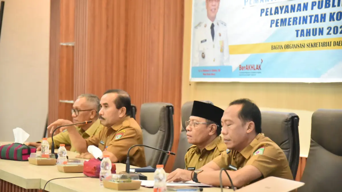 Asisten III Setda Kota Bima Muhammad Saleh (dua kiri) memimpin rapat persiapan PEKPPP di kantor wali Kota Bima, Senin (22/6).