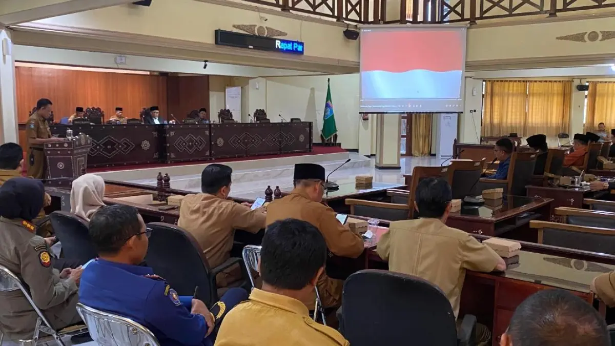 BERI PAPARAN: Asisten III Setda Lobar Fauzan Husniadi saat membacakan jawaban ekskekutif atas sejumla pertanyaan fraksi DPRD Lombok Barat, Senin (22/6). (Toni/Lombok Post)
