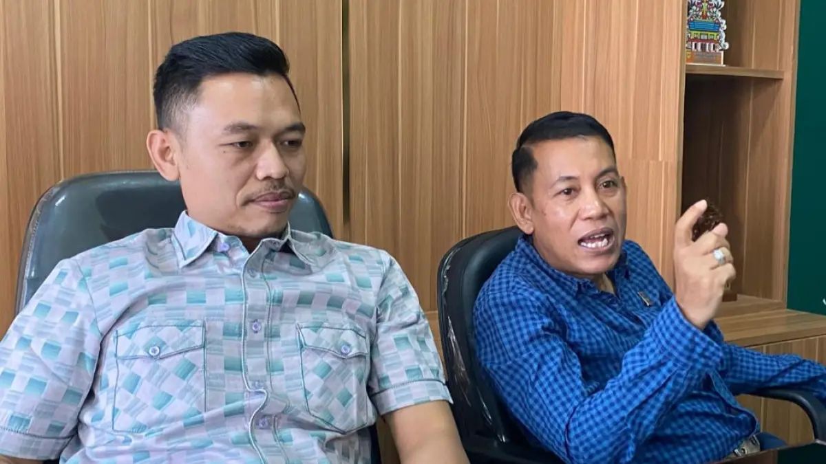 BERI PENJELASAN: Ketua Komisi IV DPRD Lobar Muhali didampingi Wakil Ketua Dr. Syamsuriansah saat memberikan kritik terhadap layana Dinas Kesehatan Lombok Barat. (Toni/Lombok Post)