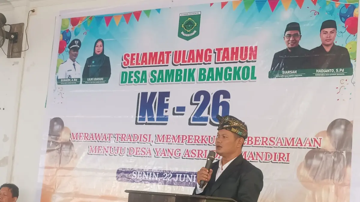 BERTAMBAH USIA: Kepala Desa Suhaedi memberikan sambutan pada acara Ultah Desa Sambik Bangkol, Senin (22/6).