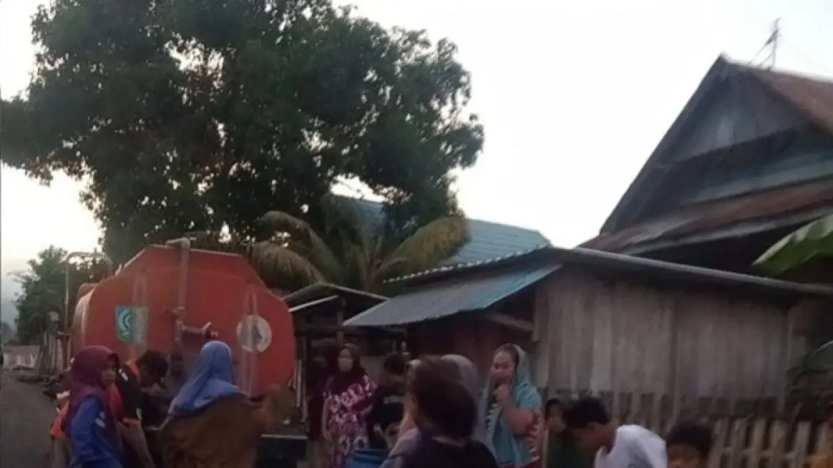 BPBD Bima mendistribusikan air bersih di Dusun Ndanondere, Desa Bajo, Kecamatan Soromandi, Bima, akhir pekan lalu.
