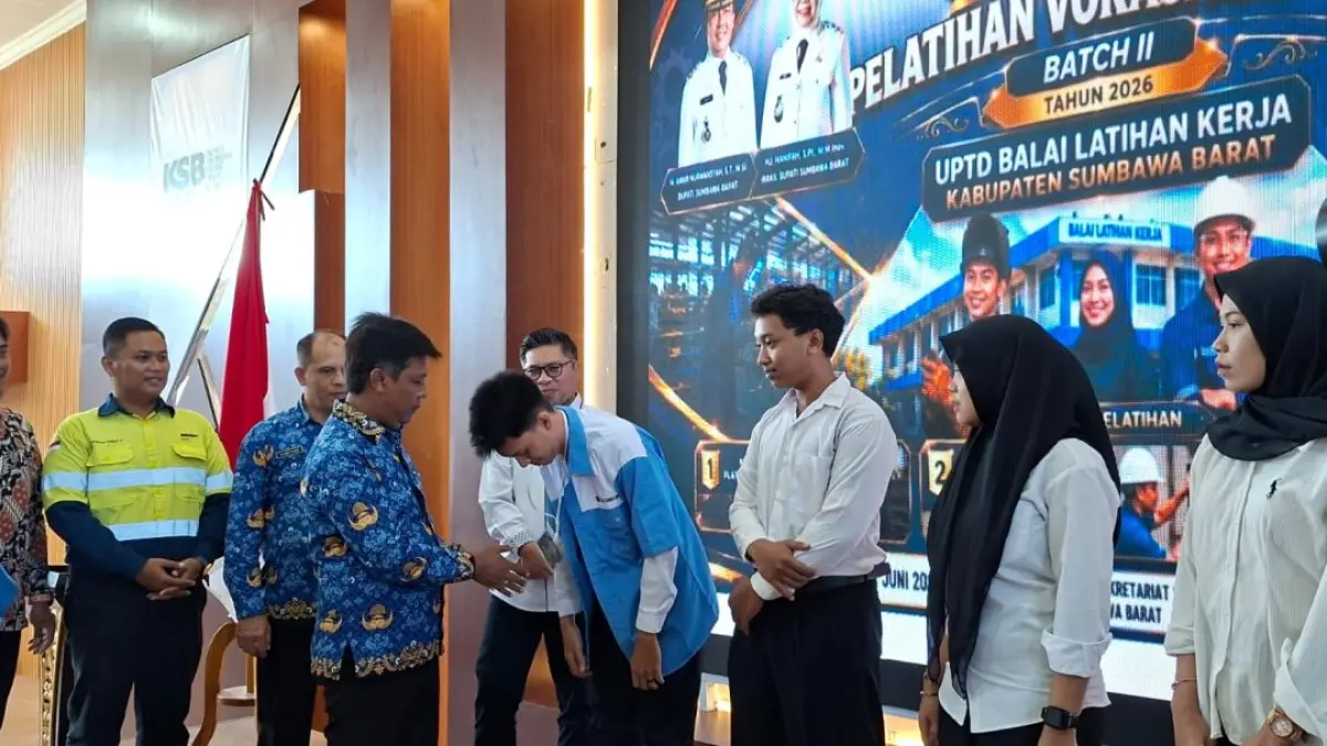 Bupati KSB Amar Nurmansyah menyalami peserta pelatihan Vokasi Nasional Batch II yang digelar UPTD BLK setempat di Graha Praja, Senin (22/6).