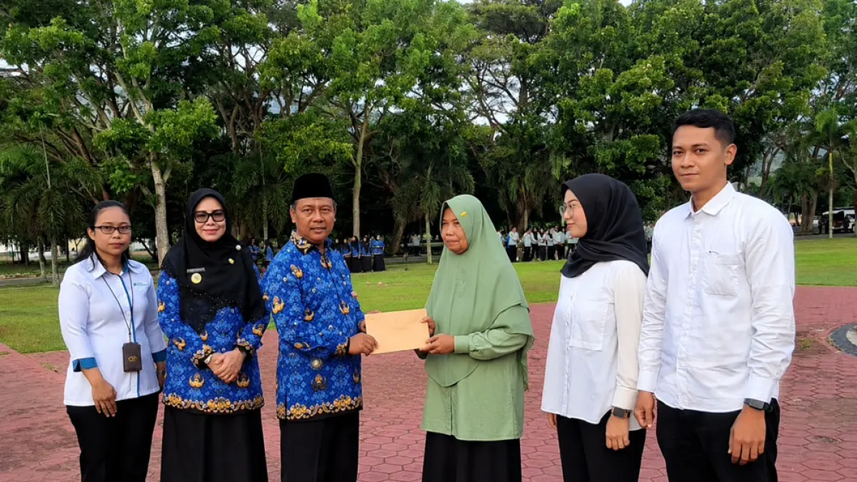 Bupati KSB Amar Nurmansyah menyerahkan bantuan kepada warga kurang mampu di halaman kantor bupati setempat, Senin (22/6).