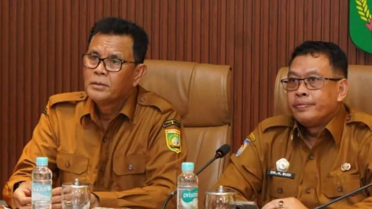 Bupati Sumbawa Syarafuddin Jarot (kiri) saat mengikuti pertemuan virtual bersama Kementerian ATR/BPN, Kementerian Pekerjaan Umum, dan Pemprov NTB, Senin (22/6).