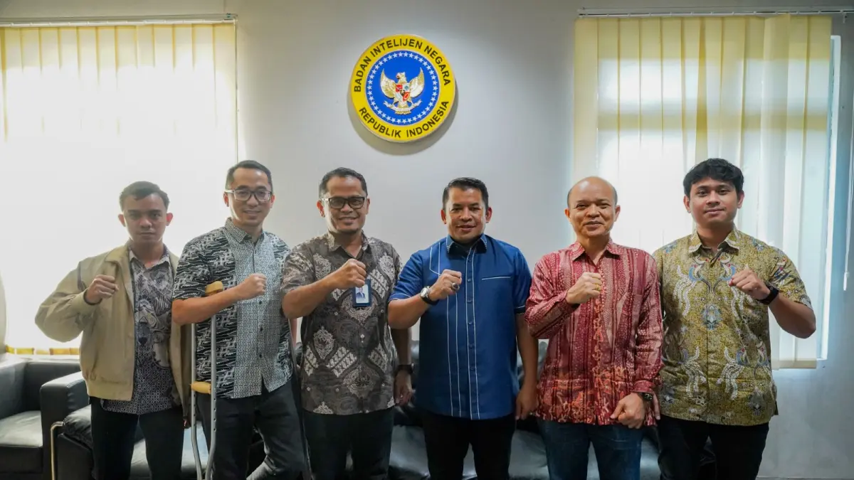 Foto bersama Kepala BIN Daerah NTB Amiruddin (tiga dari kanan) bersama General Manager PT PLN (Persero) UIP Nusra RDW. Manurung (dua dari kanan) dan jajaran manajemen dalam agenda audiensi, Jumat (19/6).
