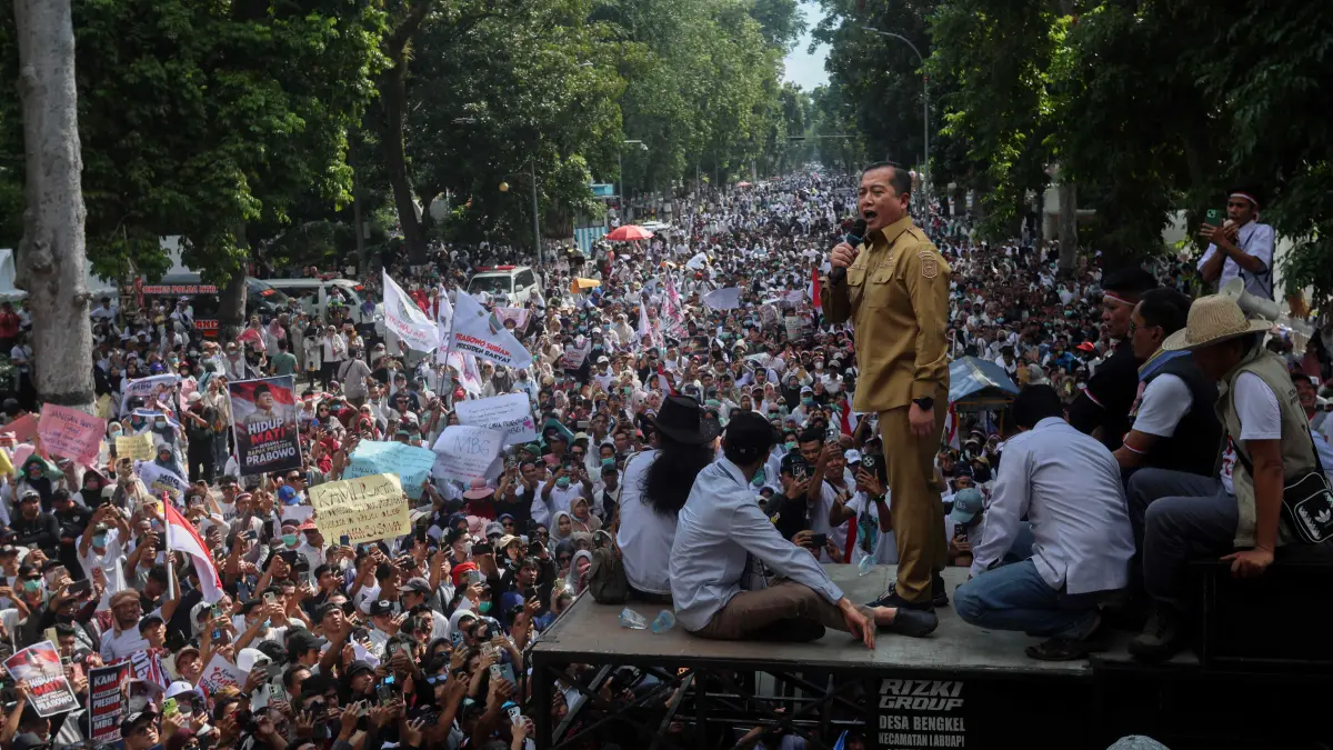 HADAPI LANGSUNG: Gubernur NTB Lalu Muhamad Iqbal saat memberikan arahan, di hadapan massa aksi damai mendukung program MBG dilanjutkan, berlangsung di jalan Pejanggik, Mataram, Senin (22/6). (IVAN/LOMBOK POST)