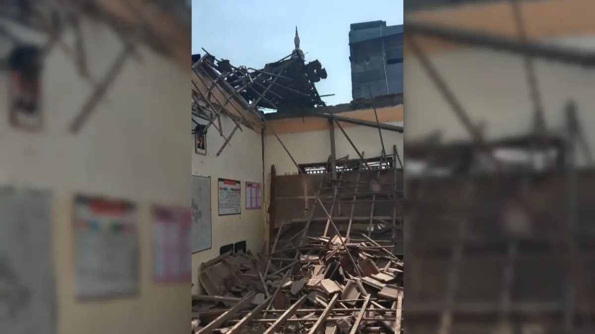 HANCUR BERANATKAN: Kondisi atap ruang kelas IX Pondok Pesantren Badrussalam MTs NW Sekarbela yang roboh.