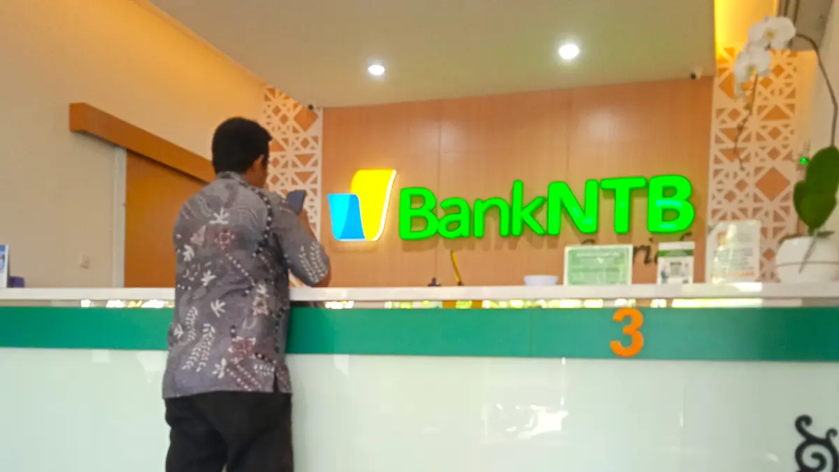 ILUSTRASI: Seorang nasabah mengurus tabungan di Bank NTB Syariah, di Kecamatan Ampenan, Kota Mataram, beberapa waktu lalu. (WAHYU/LOMBOK POST)