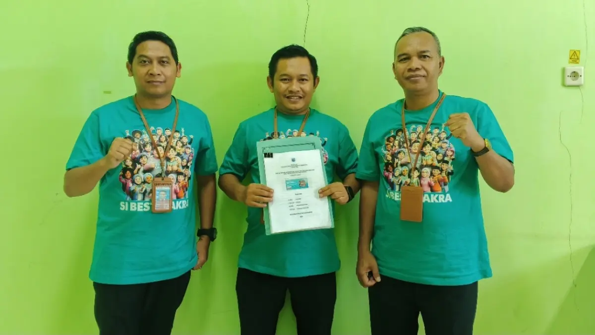 INOVATIF: Suwandira, A.Md.,Per (tengah) bersama Kepala Puskemas Cakranegara Zaroan Supriadi, S.Kep.,Ns.,M.Kep (kiri) dan KTU I Gde Yasa., S.KM,MM (kanan) memperlihatkan print tampilan aplikasi SIBESTI CAKRA.&nbsp;
