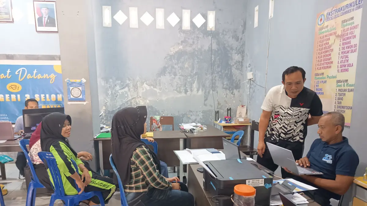 JALUR DOMISILI: Sejumlah calon siswa saat mendaftar di SMAN 3 Selong pada melalui jalur domisili.