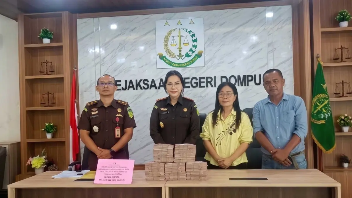 Kajari Dompu Lusiana Bida (dua kanan) didampingi Kasi Pidsus I Made Heri Permana (kiri) menerima penyerahan penitipan uang kerugian negara dari istri terpidana Yanrik, Suryani didampingi penasihat hukumnya Abdul Muis, Senin (22/6).
