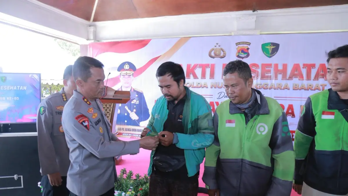 Kapolda NTB Irjen Pol. Kalingga Rendra Raharja menyerahkan secara simbolis bantuan sosial.
