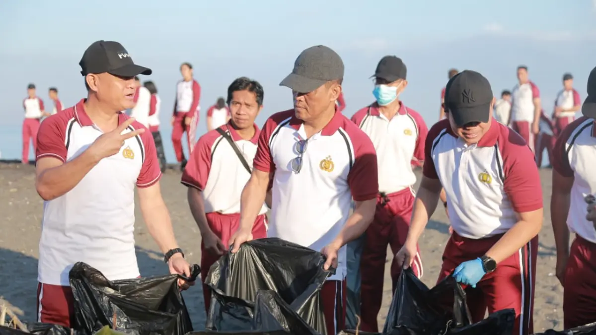 Kapolda NTB Irjen Pol Kalingga Rendra Raharja (tengah) memimpin aksi gotong royong membersihkan kawasan Pantai Skip, Ampenan, Selasa (23/6). 