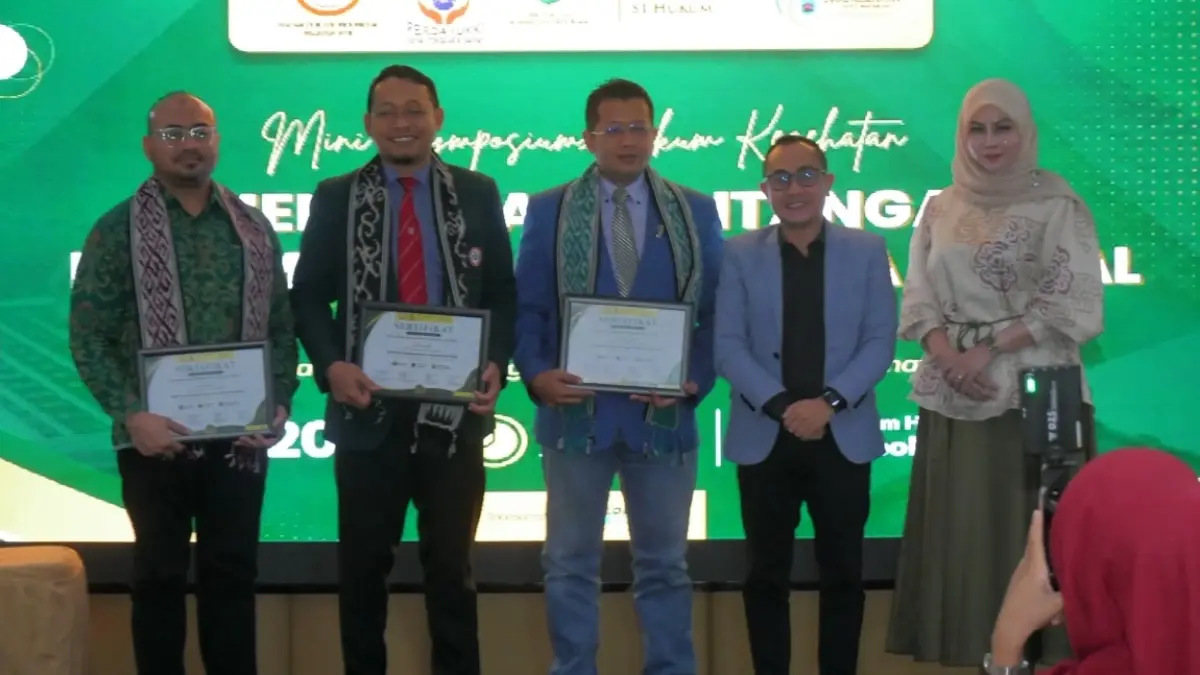 Kepala Dinas Kesehatan Kota Mataram dr. H. Emirald Isfihan, MARS., M.H., CMC., FISQua. (dua dari kanan) berfoto bersama usai menyerahkan sertifikat pada narasumber.