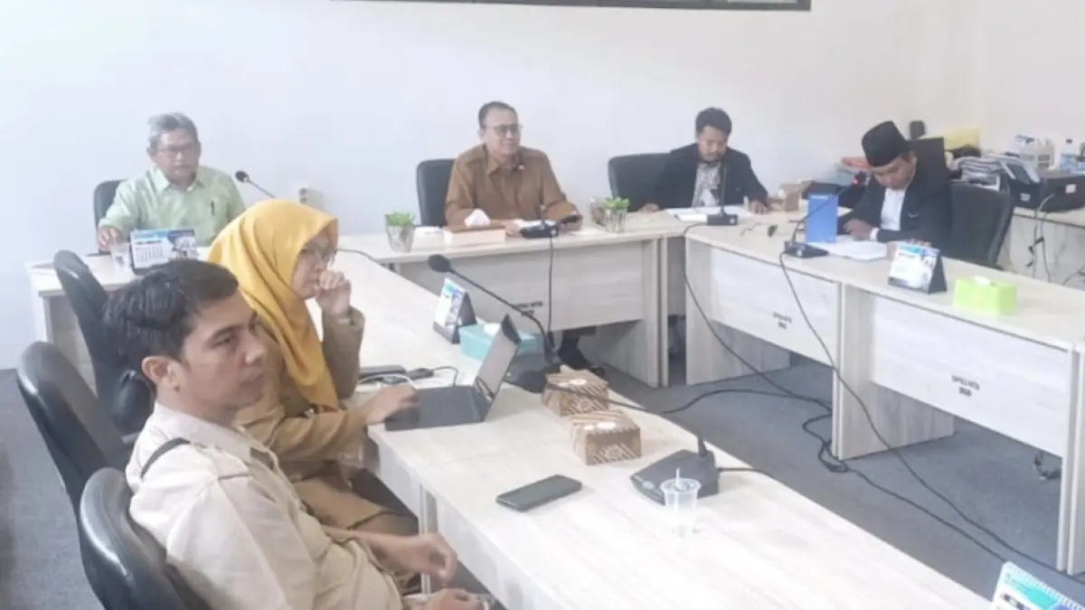 Ketua Tim Seleksi KPID NTB Ahsanul Khalik (tiga dari kanan) bersama anggota timsel lainnya menggelar rapat perdana di Kantor DPRD NTB, Senin (22/6). 
