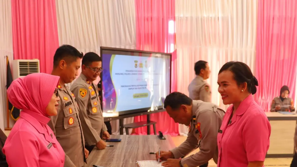KOMITMEN BERSAMA: Kapolres AKBP Agus Purwanta (tengah) menyaksikan penandatanganan pakta integritas bebas narkoba.