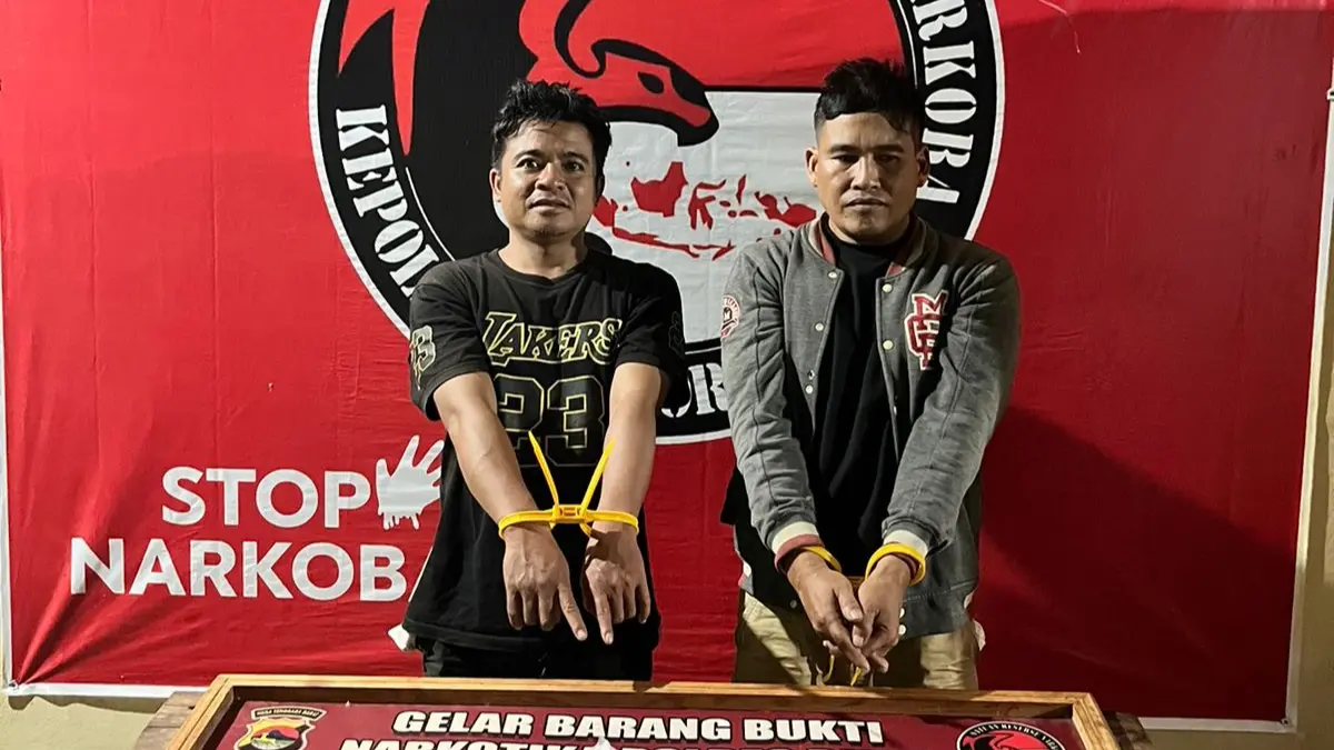 Kurir sabu SH dan SL diamankan bersama barang bukti sabu dan lainnya di Polres Bima, Senin (22/6).
