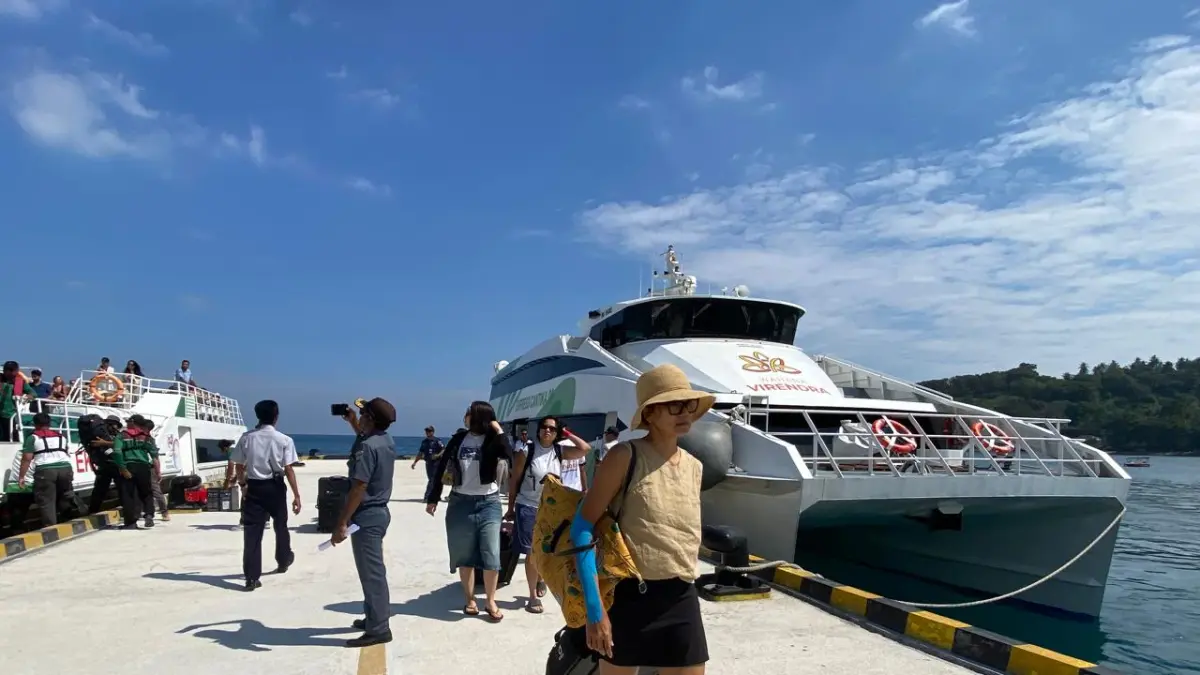 MAKIN RAMAI: Suasana arus penumpang di Dermaga Senggigi kini kian ramai setiap hari. (Toni/Lombok Post)