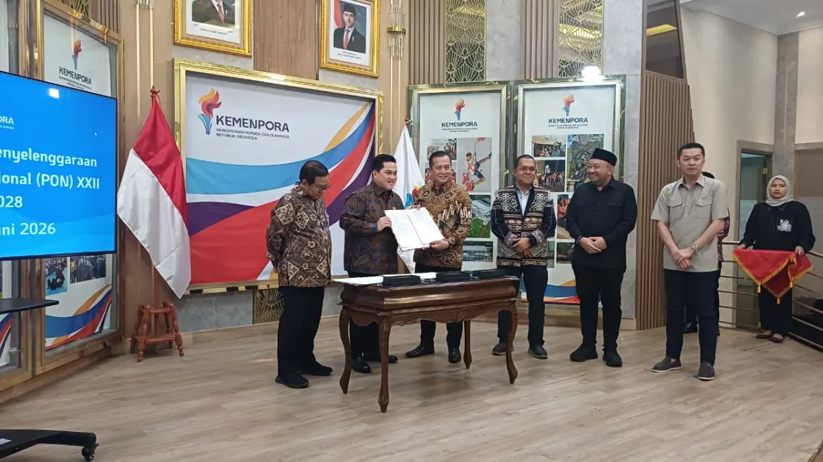 Menpora Erick Thohir bersama Gubernur NTB Lalu Muhamad Iqbal menunjukan SK Penetapan Tuan Rumah PON 2028. (DIKPORA NTB)
