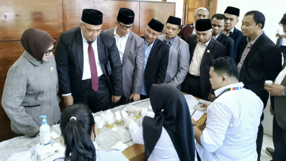 Para anggota DPRD NTB mengikuti tes urine yang digelar BNN Provinsi NTB usai menggelar rapat paripurna di Ruang Rapat Utama Kantor Gubernur NTB, Senin (22/6).&nbsp;