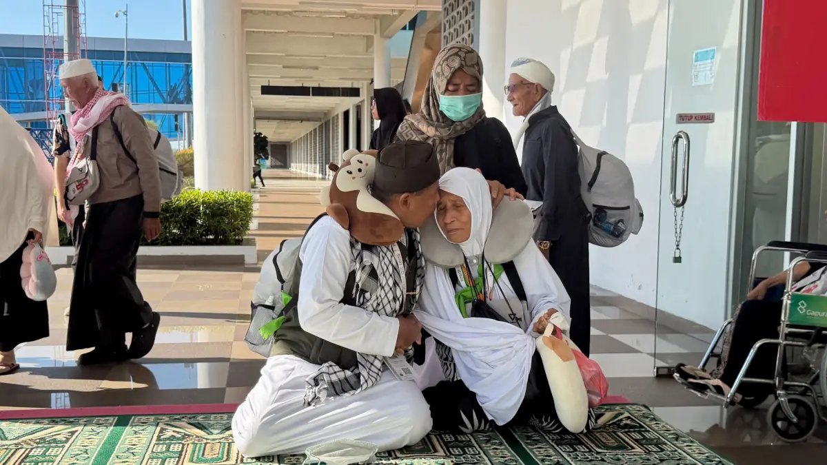 Pasangan jamaah haji ini berpelukan sebagai tanda syukur tiba dengan selamat di tanah air di BIZAM Lombok, Minggu (21/6).
