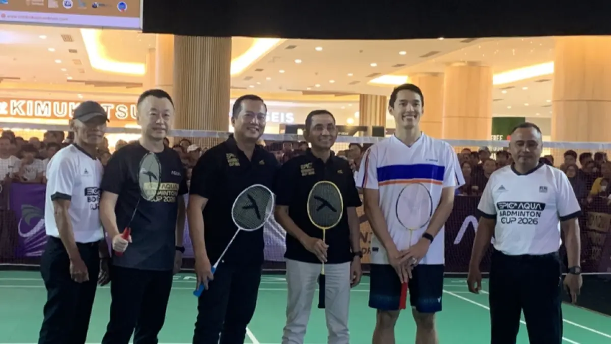 Pembukaan EPIC AQUA Badminton Cup 2026 Lombok hadir Yan Xuhong, President Director AQUA Elektronik Indonesia (dua dari kiri), Gubernur NTB Lalu M Iqbal, dan Jonathan Christie. 