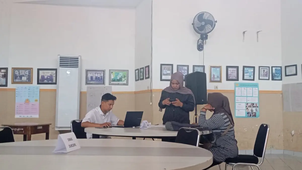 POSKO PENGADUAN: Seorang wali murid menanyakan proses SPMB di Posko Pengduan SPMB Kota Mataram, Senin (22/6).