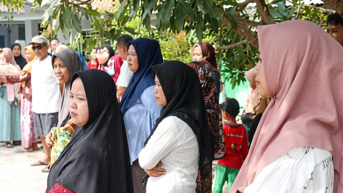 PROTES: Para wali murid SDN 1 Sigar penjalin mendatangani sekolah karena uang tabungan siswa tidak diberikan.