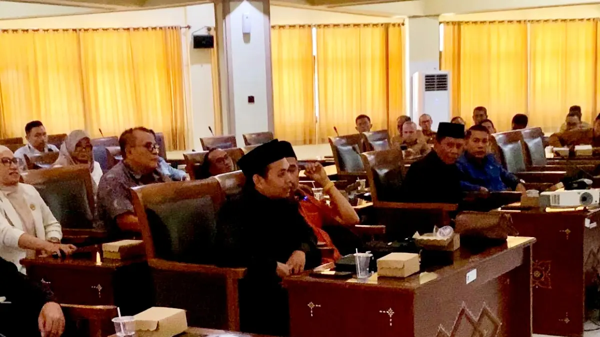 RAPAT PARIPURNA: Anggota DPRD Lombok Barat menggelar paripurna bersama eksekutif dengan agenda mendengarkan jawaban atas sejumlah pertanyaan fraksi, Senin (22/6). (Toni/Lombok Post)
