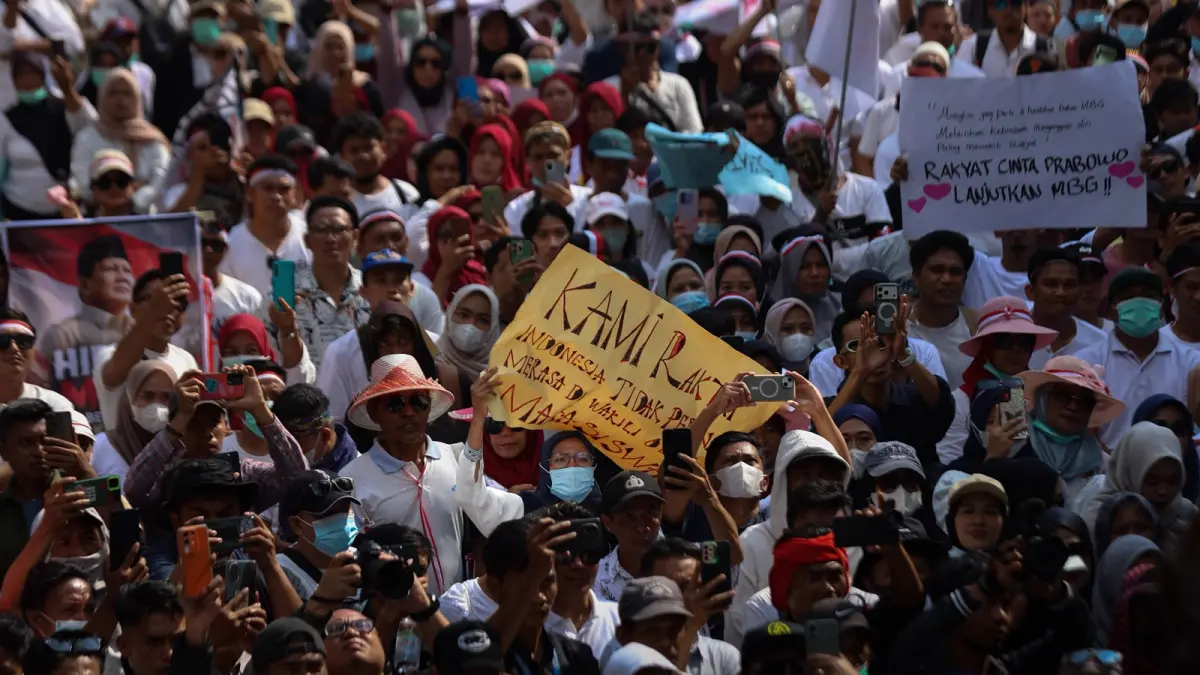 Ribuan massa aksi damai pendukung keberlanjutan program MBG, memadati jalan Pejanggik, Mataram, Senin (22/6). (IVAN/LOMBOK POST)