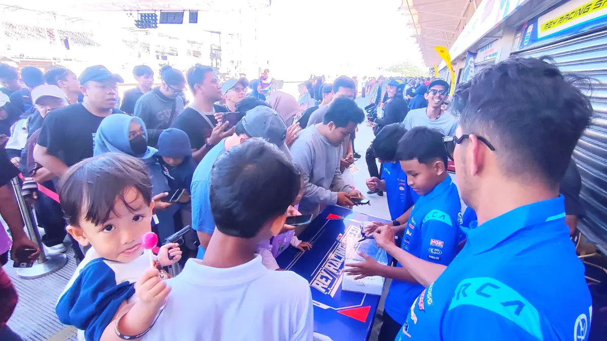 Ribuan pengunjung berburu stiker dan pernak-pernik balapan saat sesi Pit Walk Mandalika Racing Series 2026 Round 2 di Sirkuit Internasional Mandalika, Loteng, Minggu (21/6). (Dewi/Lombok Post) 