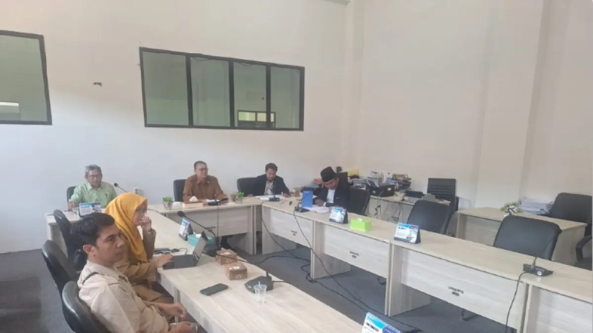 SELEKSI: Ketua Tim Seleksi Pemilihan Anggota KPID Provinsi NTB Ahsanul Khalik saat rapat penetapan jadwal seleksi di Sekretariat Tim Seleksi Kantor DPRD NTB, Senin (22/6). (DISKOMINFOTIK NTB/LOMBOK POST)