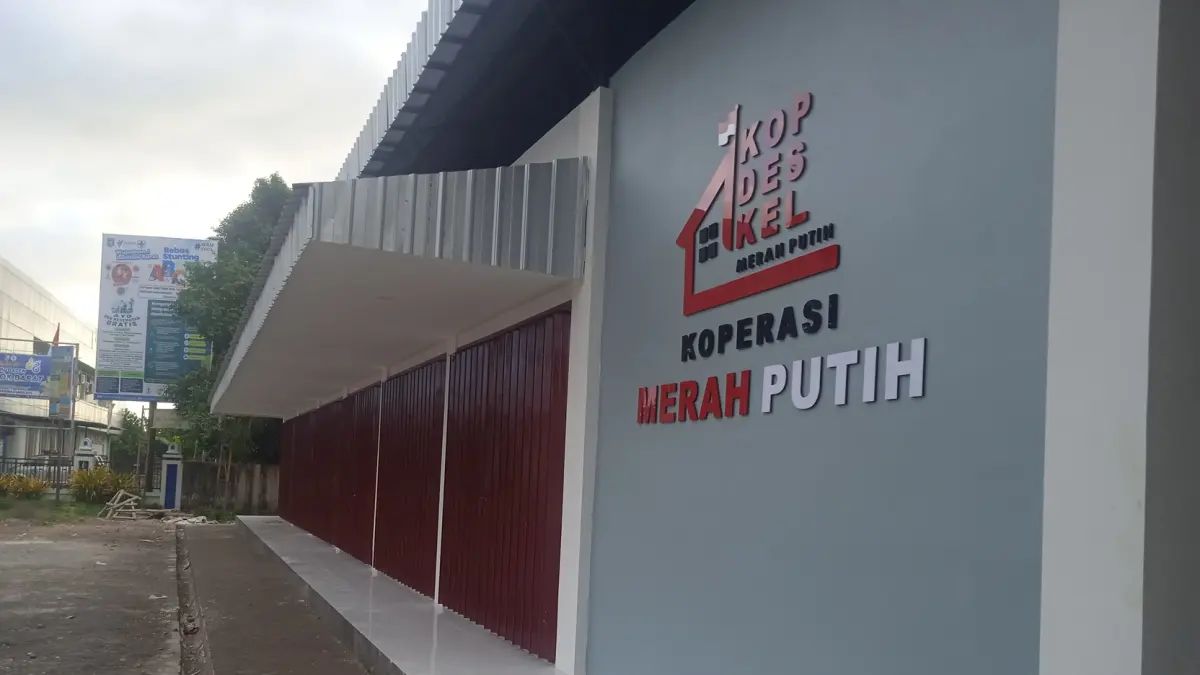 SIAP BEROPERASI: Salah satu gerai KDKMP (Koperasi Desa Kelurahan Merah Putih) di Kecamatan Labuapai, Kabupaten Lombok Barat yang tampak depan sudah rampung, beberapa waktu lalu. (WAHYU/LOMBOK POST)