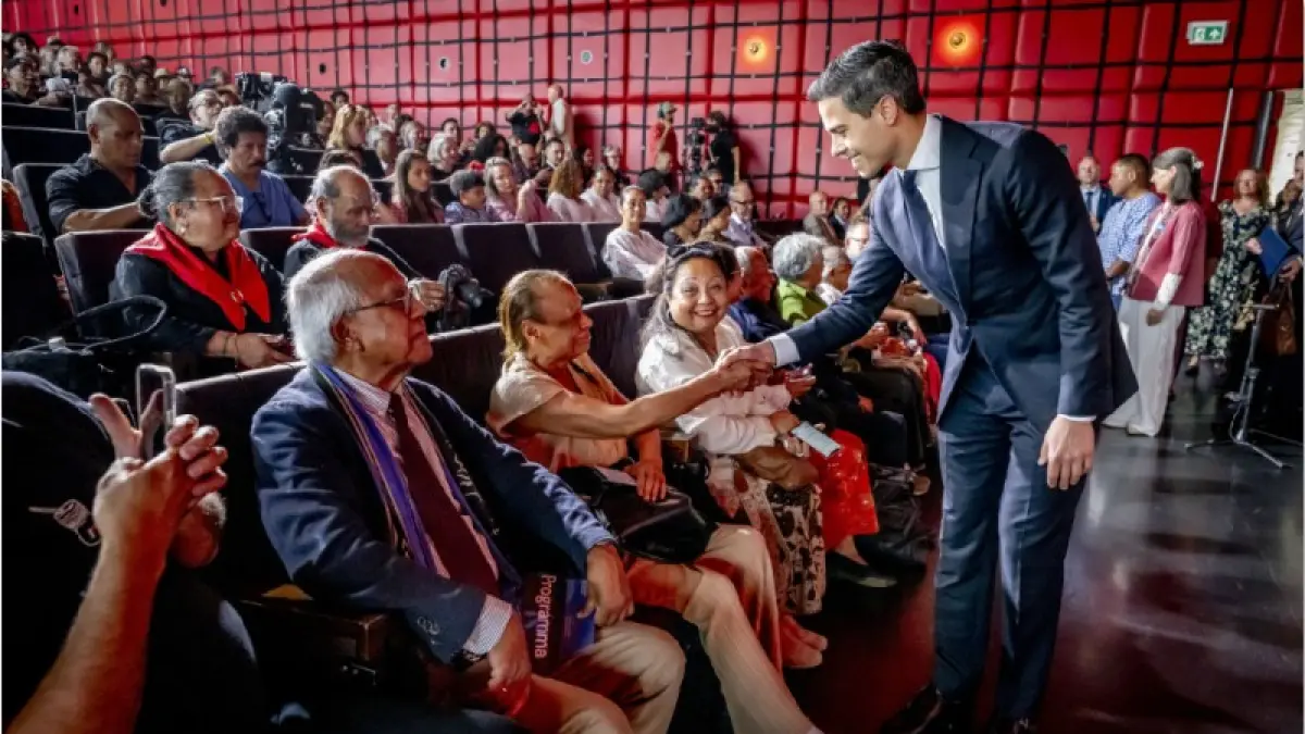 TAK LUPA SEJARAH: Perdana Menteri Belanda Rob Jetten (kanan) menyapa orang Maluku menjelang peresmian monumen peringatan komunitas Maluku di Rotterdam, Ahad (21/6). (ROB ENGELAAR / ANP / AFP)
